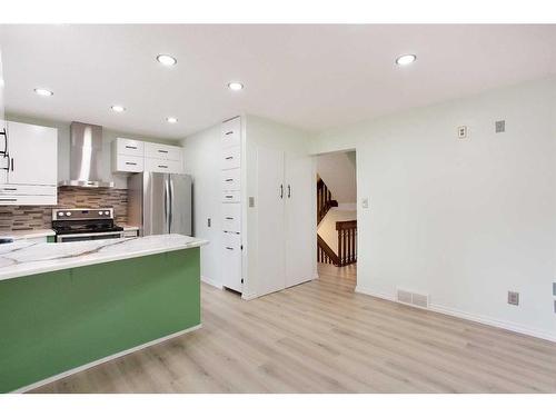 22-10030 Oakmoor Way Sw, Calgary, AB - Indoor Photo Showing Kitchen