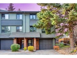 22-10030 Oakmoor Way SW Calgary, AB T2V 4S8