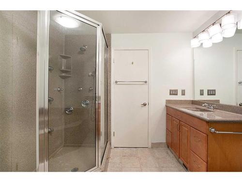 22-10030 Oakmoor Way Sw, Calgary, AB - Indoor Photo Showing Bathroom