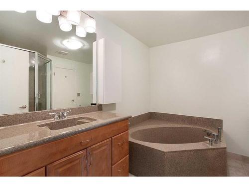 22-10030 Oakmoor Way Sw, Calgary, AB - Indoor Photo Showing Bathroom