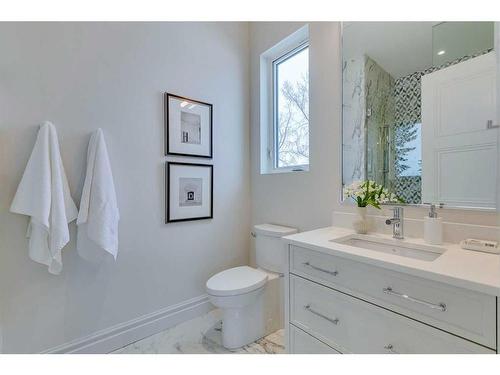 1055 Kerfoot Crescent Sw, Calgary, AB - Indoor Photo Showing Bathroom