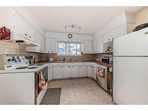 1-524 1 Street East, Cochrane, AB - Indoor Photo Showing Kitchen