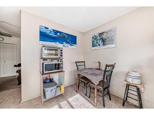 1-524 1 Street East, Cochrane, AB - Indoor Photo Showing Dining Room