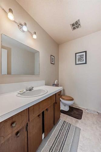 1-524 1 Street East, Cochrane, AB - Indoor Photo Showing Bathroom