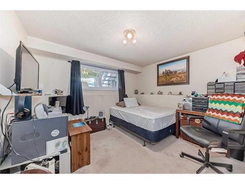 1-524 1 Street East, Cochrane, AB - Indoor Photo Showing Bedroom