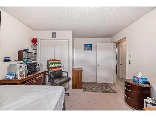 1-524 1 Street East, Cochrane, AB - Indoor Photo Showing Bedroom