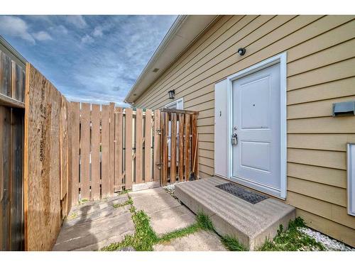 1-524 1 Street East, Cochrane, AB - Outdoor With Exterior