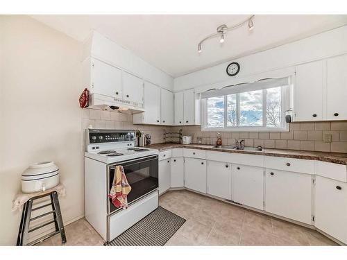 1-524 1 Street East, Cochrane, AB - Indoor Photo Showing Kitchen With Double Sink