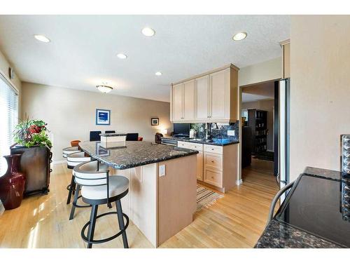 447 Hendon Drive Nw, Calgary, AB - Indoor Photo Showing Other Room