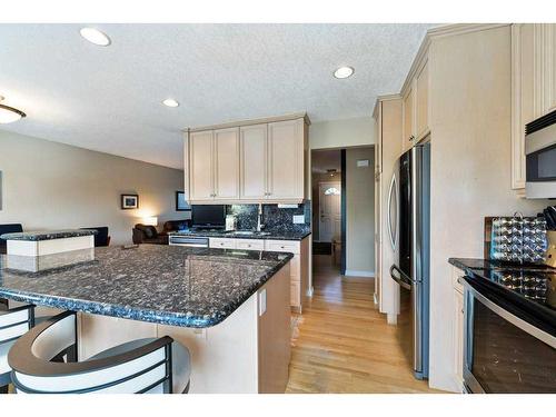 447 Hendon Drive Nw, Calgary, AB - Indoor Photo Showing Kitchen With Stainless Steel Kitchen With Upgraded Kitchen