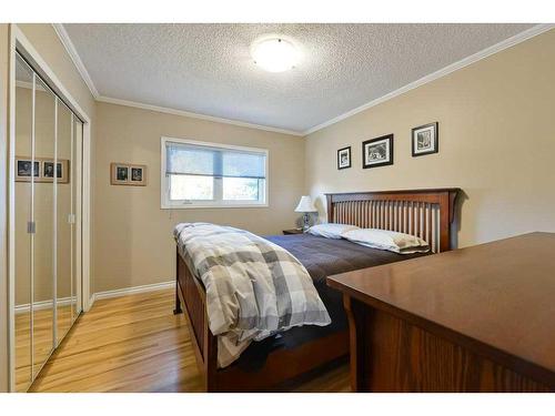 447 Hendon Drive Nw, Calgary, AB - Indoor Photo Showing Bedroom