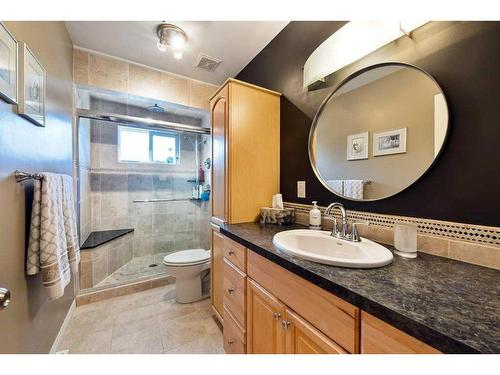 447 Hendon Drive Nw, Calgary, AB - Indoor Photo Showing Bathroom