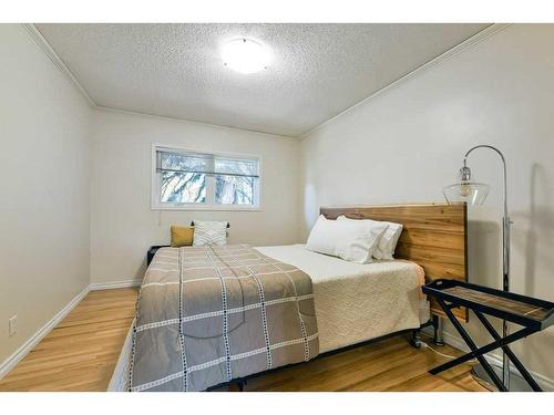 447 Hendon Drive Nw, Calgary, AB - Indoor Photo Showing Bedroom