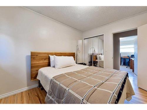 447 Hendon Drive Nw, Calgary, AB - Indoor Photo Showing Bedroom