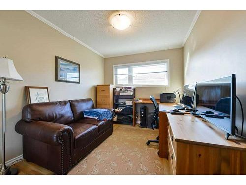 447 Hendon Drive Nw, Calgary, AB - Indoor Photo Showing Office