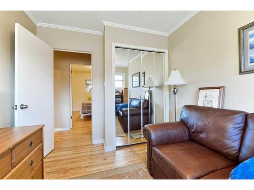 447 Hendon Drive Nw, Calgary, AB - Indoor Photo Showing Living Room