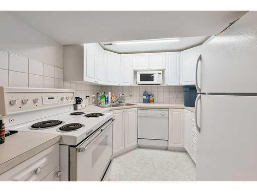 447 Hendon Drive Nw, Calgary, AB - Indoor Photo Showing Kitchen