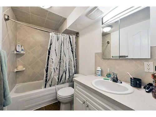 447 Hendon Drive Nw, Calgary, AB - Indoor Photo Showing Bathroom