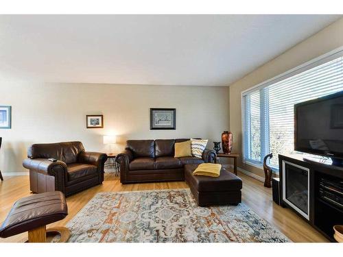 447 Hendon Drive Nw, Calgary, AB - Indoor Photo Showing Living Room