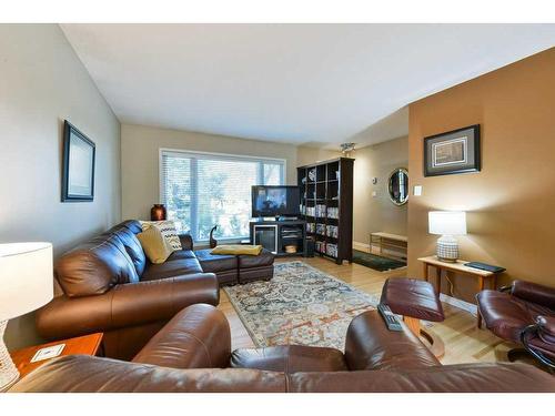 447 Hendon Drive Nw, Calgary, AB - Indoor Photo Showing Living Room