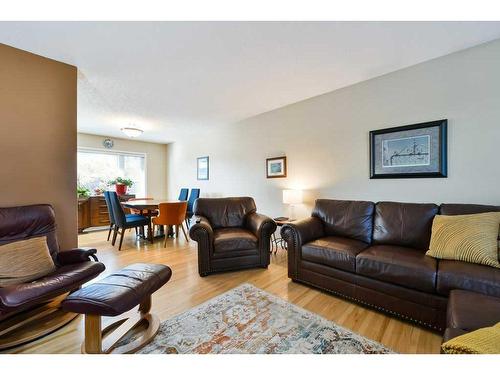 447 Hendon Drive Nw, Calgary, AB - Indoor Photo Showing Living Room