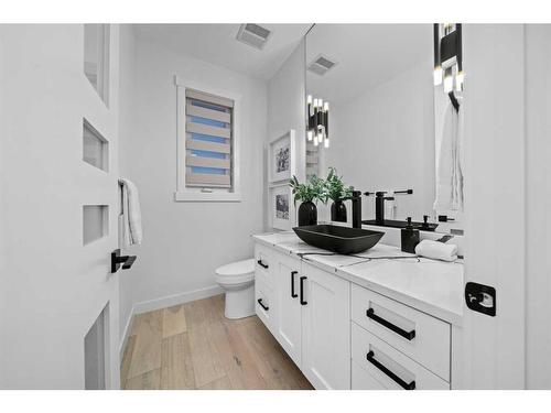 2038 30 Avenue Sw, Calgary, AB - Indoor Photo Showing Bathroom