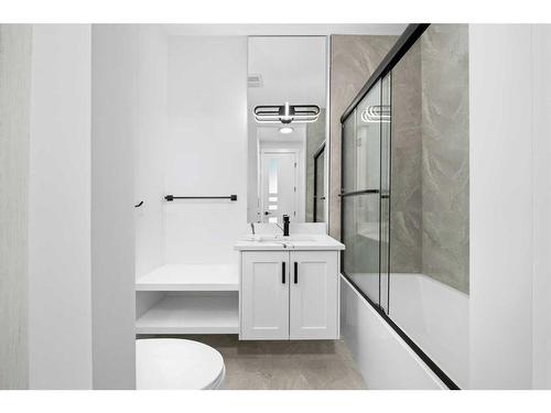 2038 30 Avenue Sw, Calgary, AB - Indoor Photo Showing Bathroom