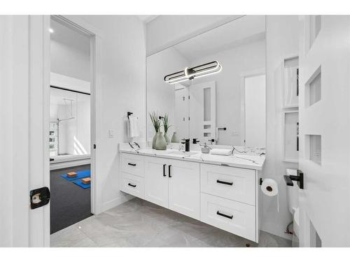 2038 30 Avenue Sw, Calgary, AB - Indoor Photo Showing Bathroom