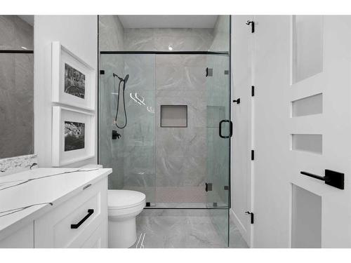 2038 30 Avenue Sw, Calgary, AB - Indoor Photo Showing Bathroom