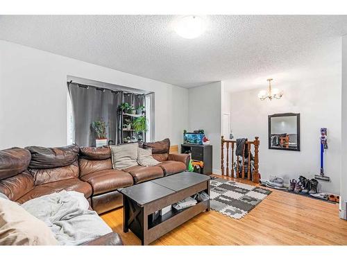 1016 Woodview Crescent Sw, Calgary, AB - Indoor Photo Showing Living Room