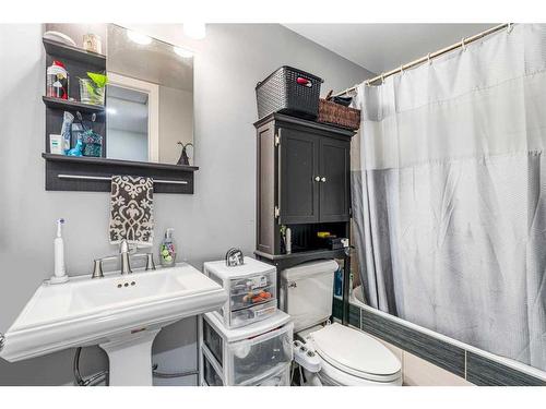 1016 Woodview Crescent Sw, Calgary, AB - Indoor Photo Showing Bathroom