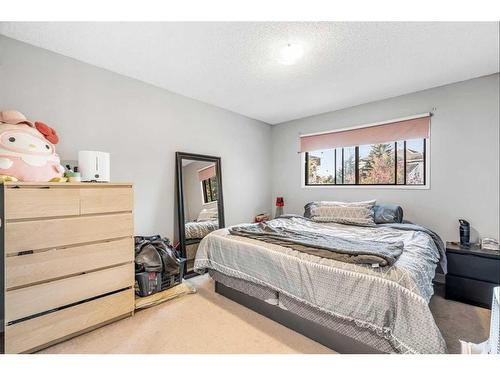 1016 Woodview Crescent Sw, Calgary, AB - Indoor Photo Showing Bedroom