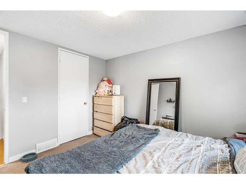 1016 Woodview Crescent Sw, Calgary, AB - Indoor Photo Showing Bedroom