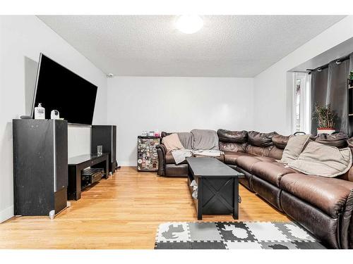 1016 Woodview Crescent Sw, Calgary, AB - Indoor Photo Showing Living Room