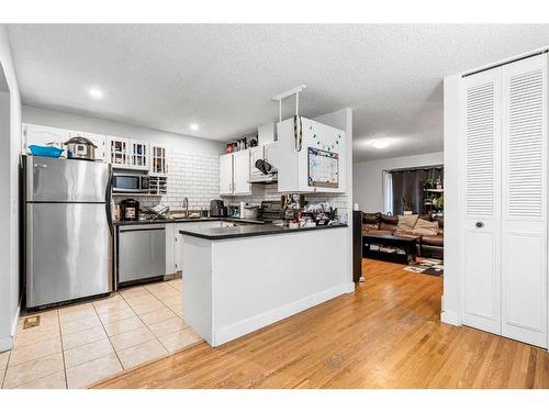 1016 Woodview Crescent Sw, Calgary, AB - Indoor Photo Showing Kitchen