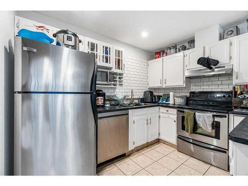 1016 Woodview Crescent Sw, Calgary, AB - Indoor Photo Showing Kitchen