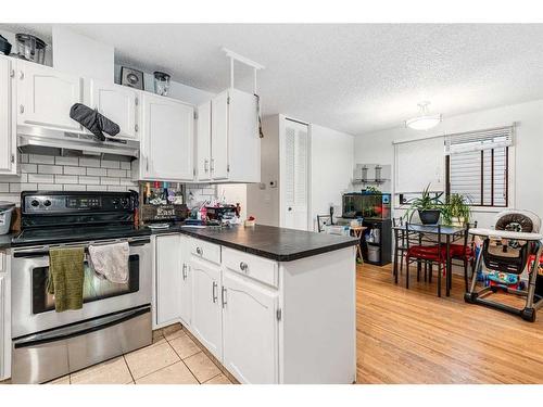 1016 Woodview Crescent Sw, Calgary, AB - Indoor Photo Showing Kitchen