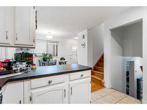 1016 Woodview Crescent Sw, Calgary, AB - Indoor Photo Showing Kitchen