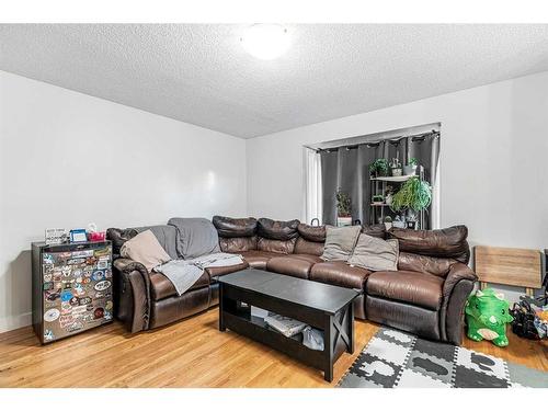 1016 Woodview Crescent Sw, Calgary, AB - Indoor Photo Showing Living Room