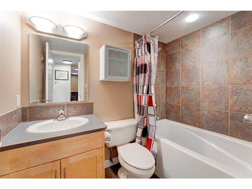 305-2317 17B Street Sw, Calgary, AB - Indoor Photo Showing Bathroom