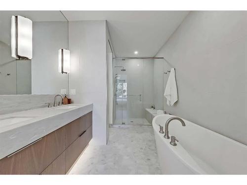 1033 Regal Crescent Ne, Calgary, AB - Indoor Photo Showing Bathroom