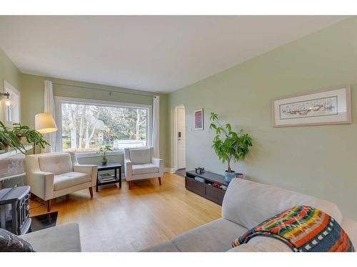 311 7 Avenue Ne, Calgary, AB - Indoor Photo Showing Living Room