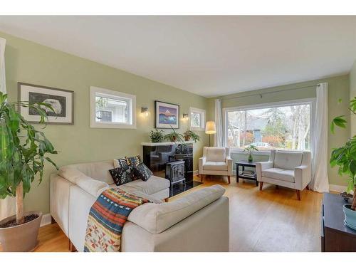 311 7 Avenue Ne, Calgary, AB - Indoor Photo Showing Living Room