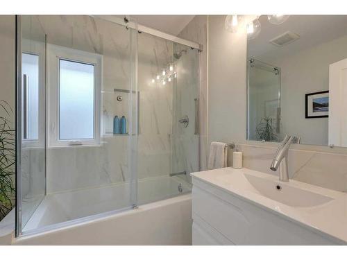 311 7 Avenue Ne, Calgary, AB - Indoor Photo Showing Bathroom