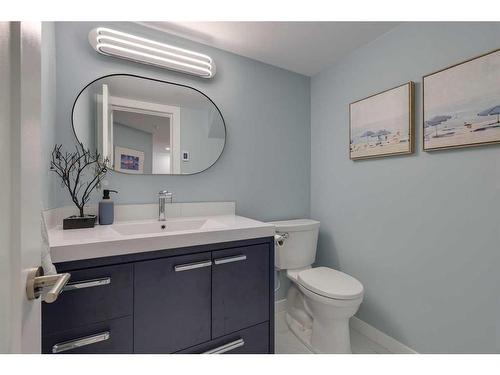 311 7 Avenue Ne, Calgary, AB - Indoor Photo Showing Bathroom