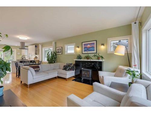 311 7 Avenue Ne, Calgary, AB - Indoor Photo Showing Living Room