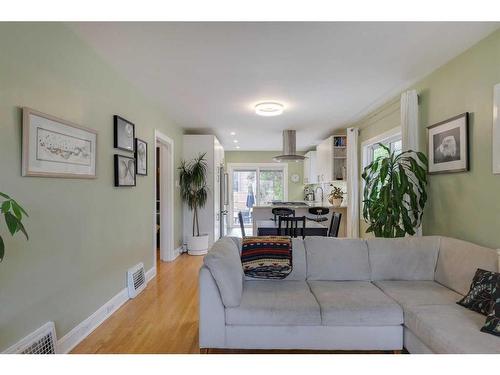 311 7 Avenue Ne, Calgary, AB - Indoor Photo Showing Living Room