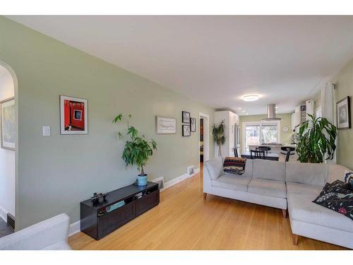 311 7 Avenue Ne, Calgary, AB - Indoor Photo Showing Living Room