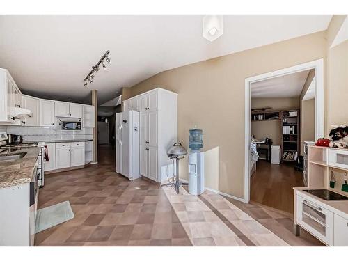 37 Christie Gardens Sw, Calgary, AB - Indoor Photo Showing Kitchen