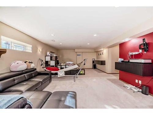 37 Christie Gardens Sw, Calgary, AB - Indoor